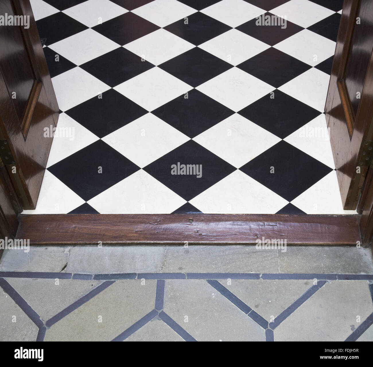 Das Treffen der Etagen der Saal mit Linoleum schwarz / weiß und schwarz und weiß mit grauen Steinboden am Mount Stewart House, County Down, Nordirland. Stockfoto