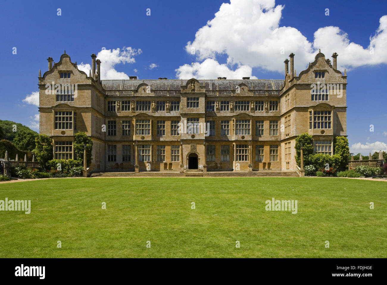 Die Ostfassade des Montacute House, Somerset. Diese elisabethanischen Schinken-Steinhaus wurde im späten 16. Jahrhundert für Sir Edward Phelips gebaut. Die Ostfassade ist in der üblichen elisabethanischen 'E'-Formation mit vorspringenden Flügel auf beiden Seiten und zentrale frontis Stockfoto