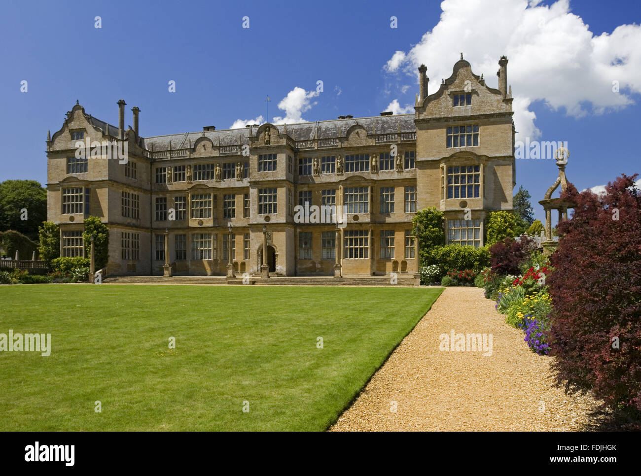Die Ostfassade Montacute House, Somerset. Diese elisabethanischen Schinken-Steinhaus wurde im späten 16. Jahrhundert für Sir Edward Phelips gebaut. Die Ostfassade ist in der üblichen elisabethanischen 'E'-Formation mit vorspringenden Flügel auf beiden Seiten und zentrale frontis Stockfoto