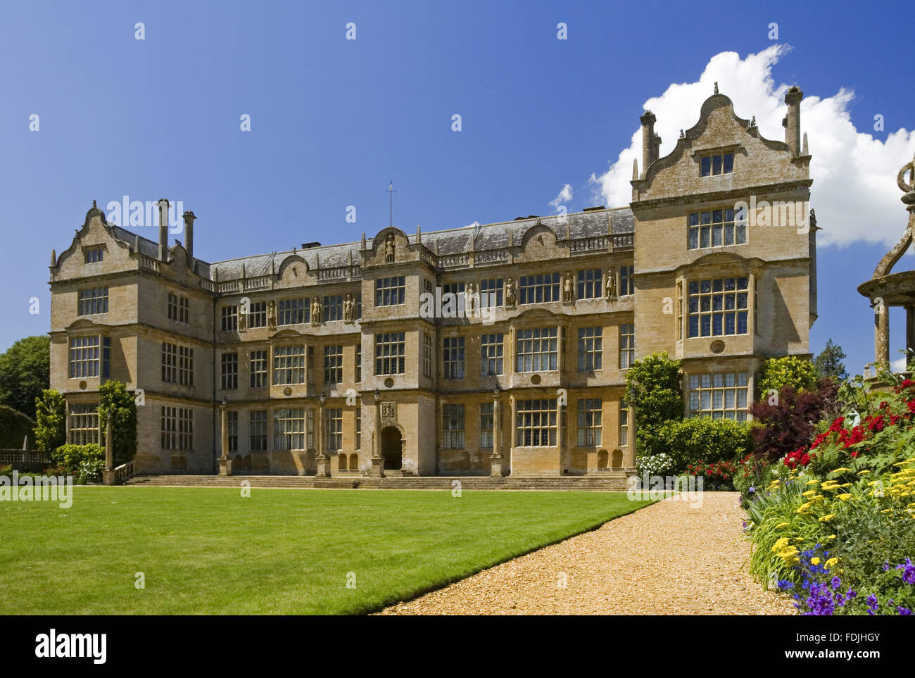 Die Ostfassade des Montacute House, Somerset. Diese elisabethanischen Schinken-Steinhaus wurde im späten 16. Jahrhundert für Sir Edward Phelips gebaut. Die Ostfassade ist in der üblichen elisabethanischen 'E'-Formation mit vorspringenden Flügel auf beiden Seiten und zentrale frontis Stockfoto