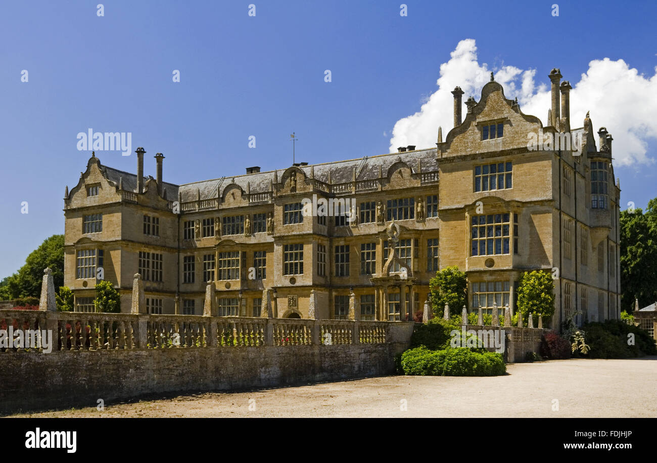 Die Ostfassade des Montacute House, Somerset mit Balustrade Wand aus dem Osten Hofgarten. Diese elisabethanischen Schinken-Steinhaus wurde im späten 16. Jahrhundert für Sir Edward Phelips gebaut. Die Ostfassade ist in der üblichen elisabethanischen 'E'-Formation mit Stockfoto