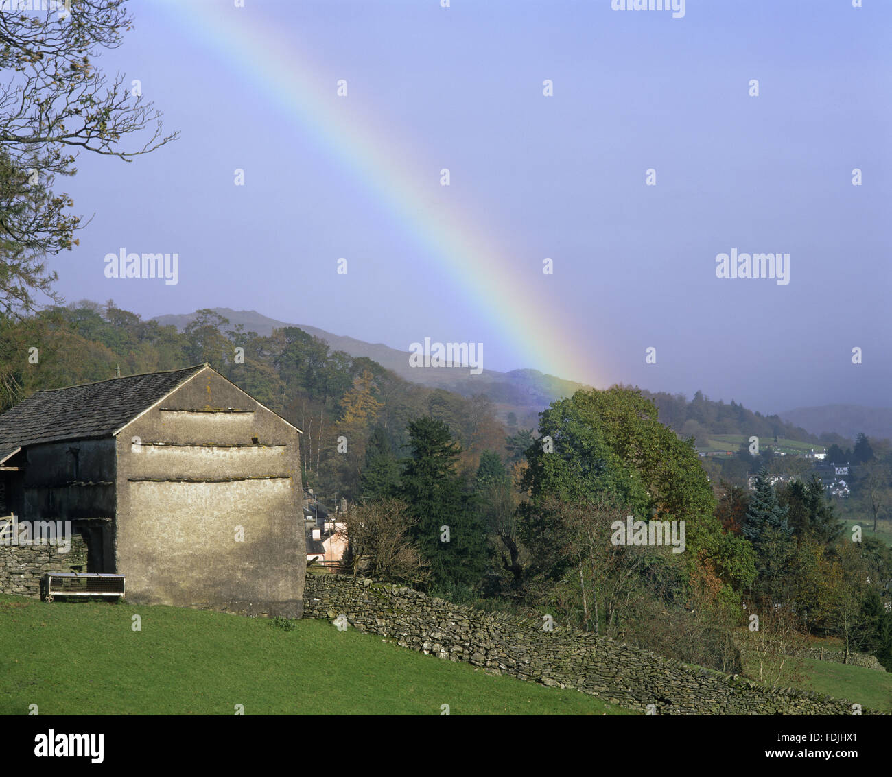 Ein Regenbogen über Troutbeck Dorf und Tal in der Nähe von Ambleside, Cumbria. Stockfoto