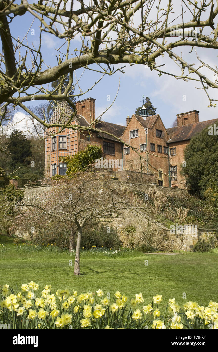 Chartwell, Kent, umrahmt von Frühjahr Blätter auf den Baum und fröhlich Narzissen. Ursprünglich ein viktorianisches Herrenhaus, Philip Tilden ein 20. Jahrhundert-Haus für Sir Winston Churchill, der hier von 1922 bis 1964 lebte. Stockfoto