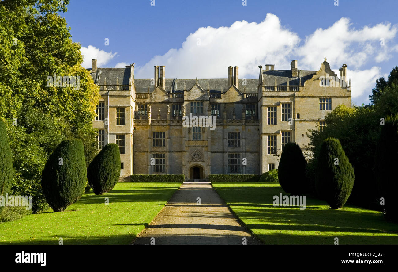 Sehen Sie das Laufwerk an der Westfront im Montacute House, Somerset. Diese elisabethanischen Schinken-Steinhaus wurde im späten 16. Jahrhundert für Sir Edward Phelips gebaut. Das Laufwerk ist mit beschnittenen irischen Eiben, buchen, Linden und Eichen gesäumt. Stockfoto