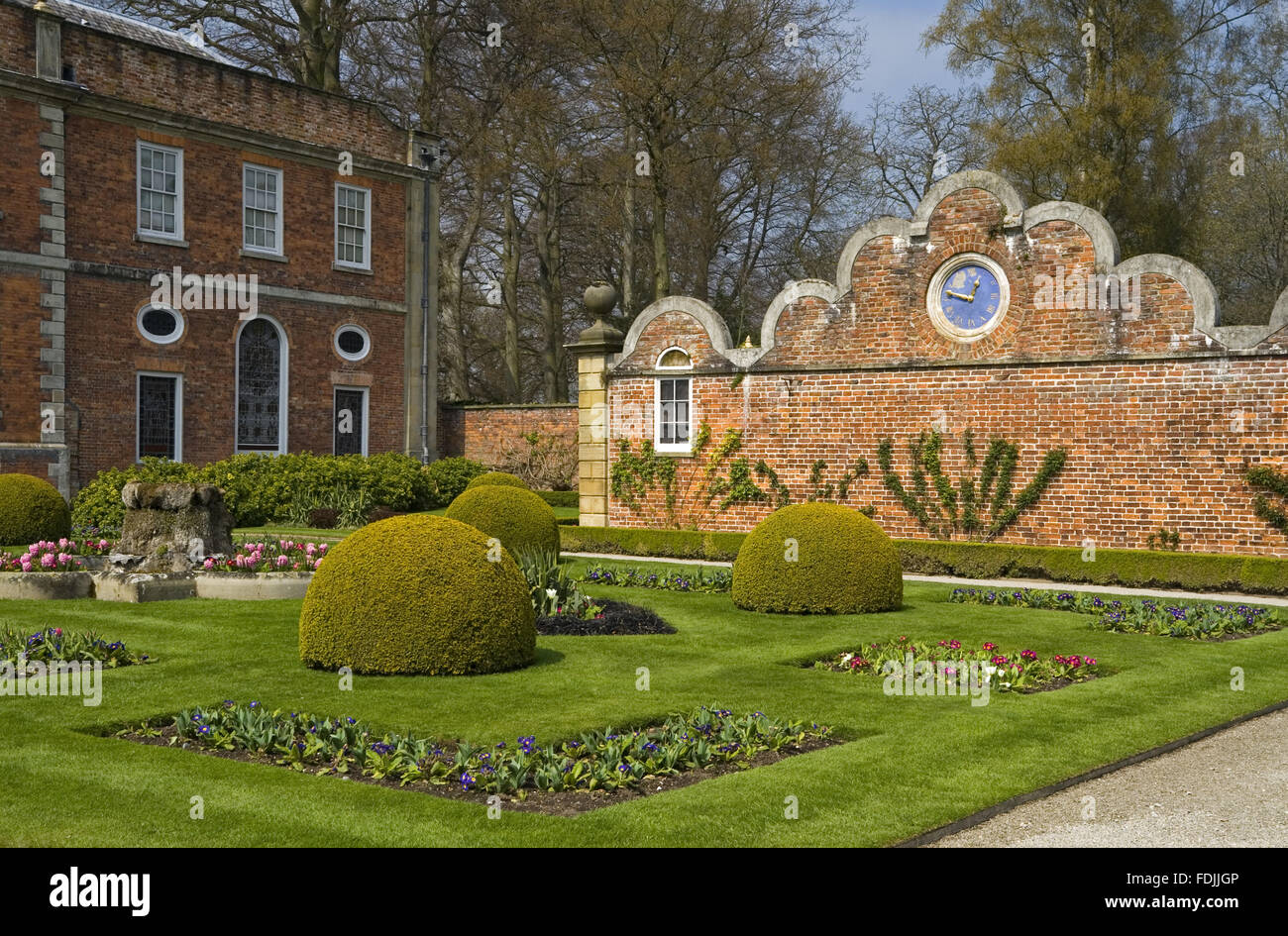 Die viktorianischen Parterre Garten und darüber hinaus, die Spitzer Giebelwand und die Uhr brachte vom Stansty Park am Erddig, Wrexham, Wales. Stockfoto