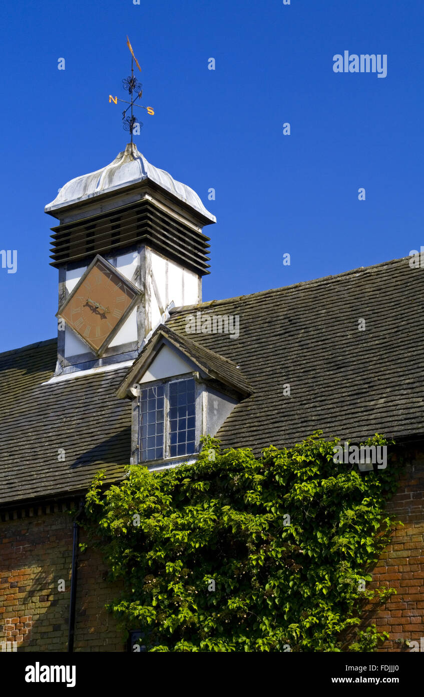 Das Achtzehntjahrhundert Ställe in Baddesley Clinton, Warwickshire. Die Einhand-Uhr ist in einem Fachwerk-Turm untergebracht. Stockfoto