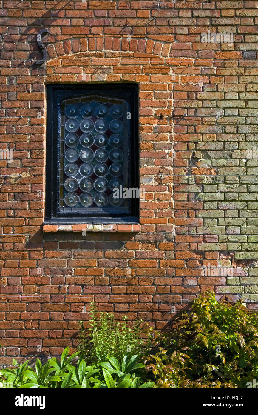Fenster und Mauerwerk der Achtzehntjahrhundert Ställe in Baddesley Clinton, Warwickshire. Stockfoto
