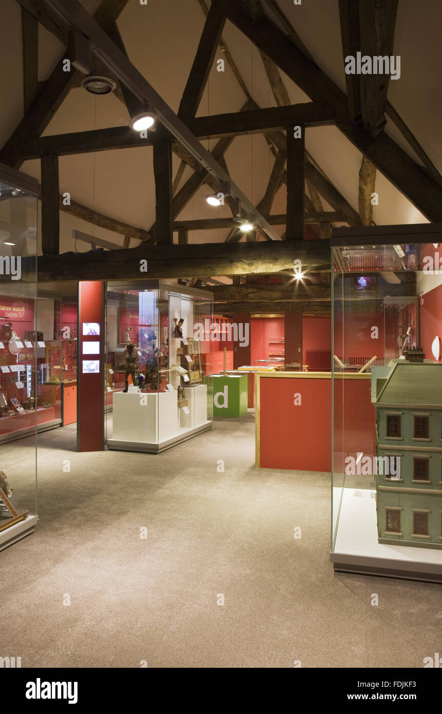 Die Spielzeuge durch Zeit Galerie, oben an den National Trust Museum of Childhood in Sudbury Hall, Derbyshire. Stockfoto