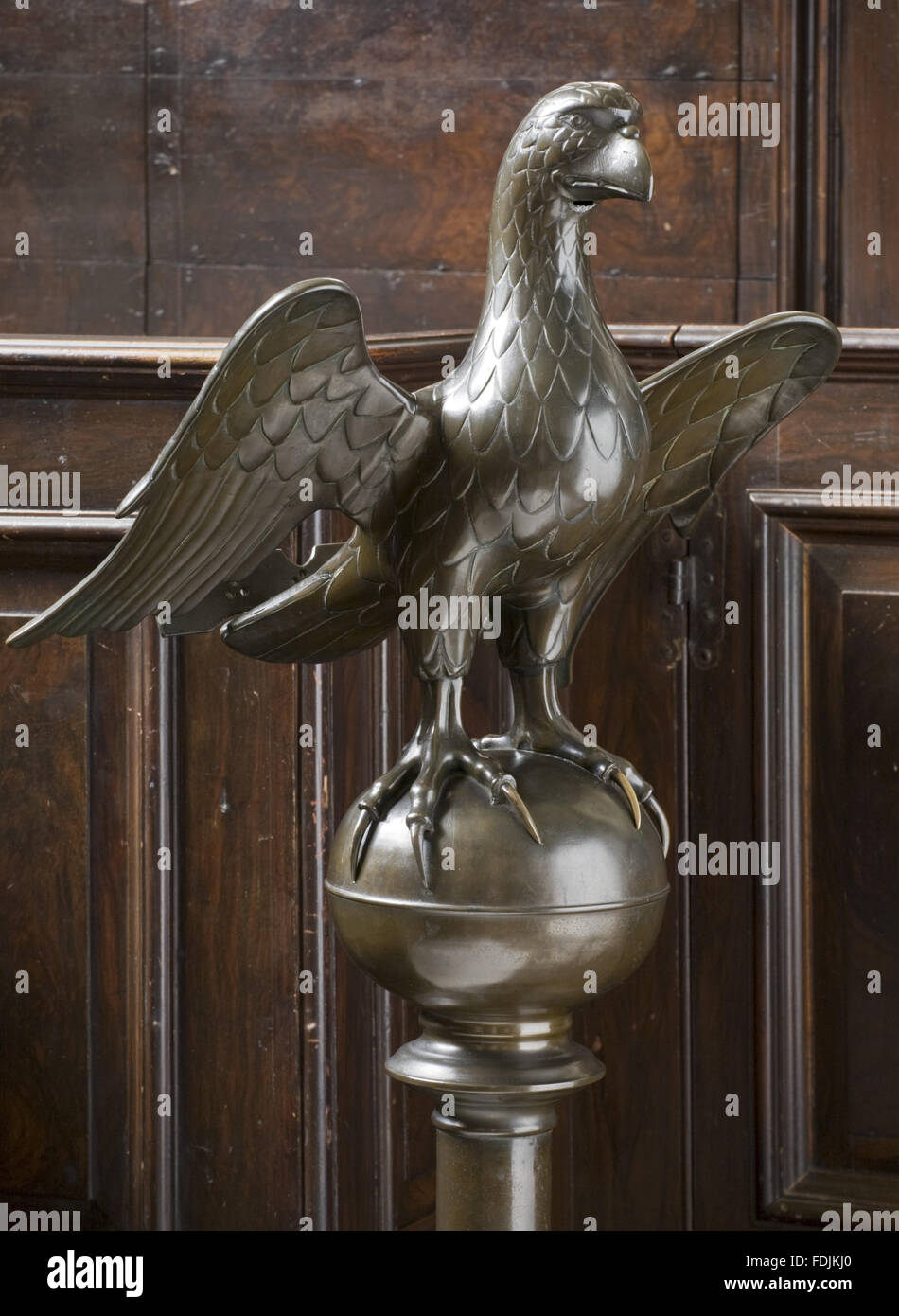 Die bronzenen Adler Rednerpult 1500, in der Kapelle in Petworth House, West Sussex. Stockfoto