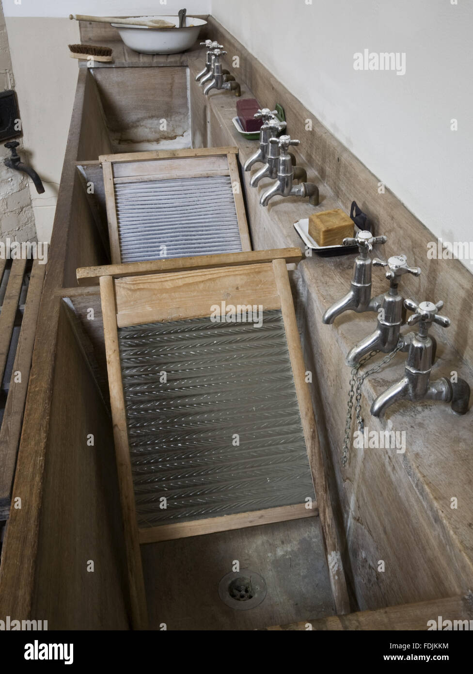 Waschbretter und hölzernen Wannen in der Wäscherei Berrington Hall, Herefordshire Stockfoto
