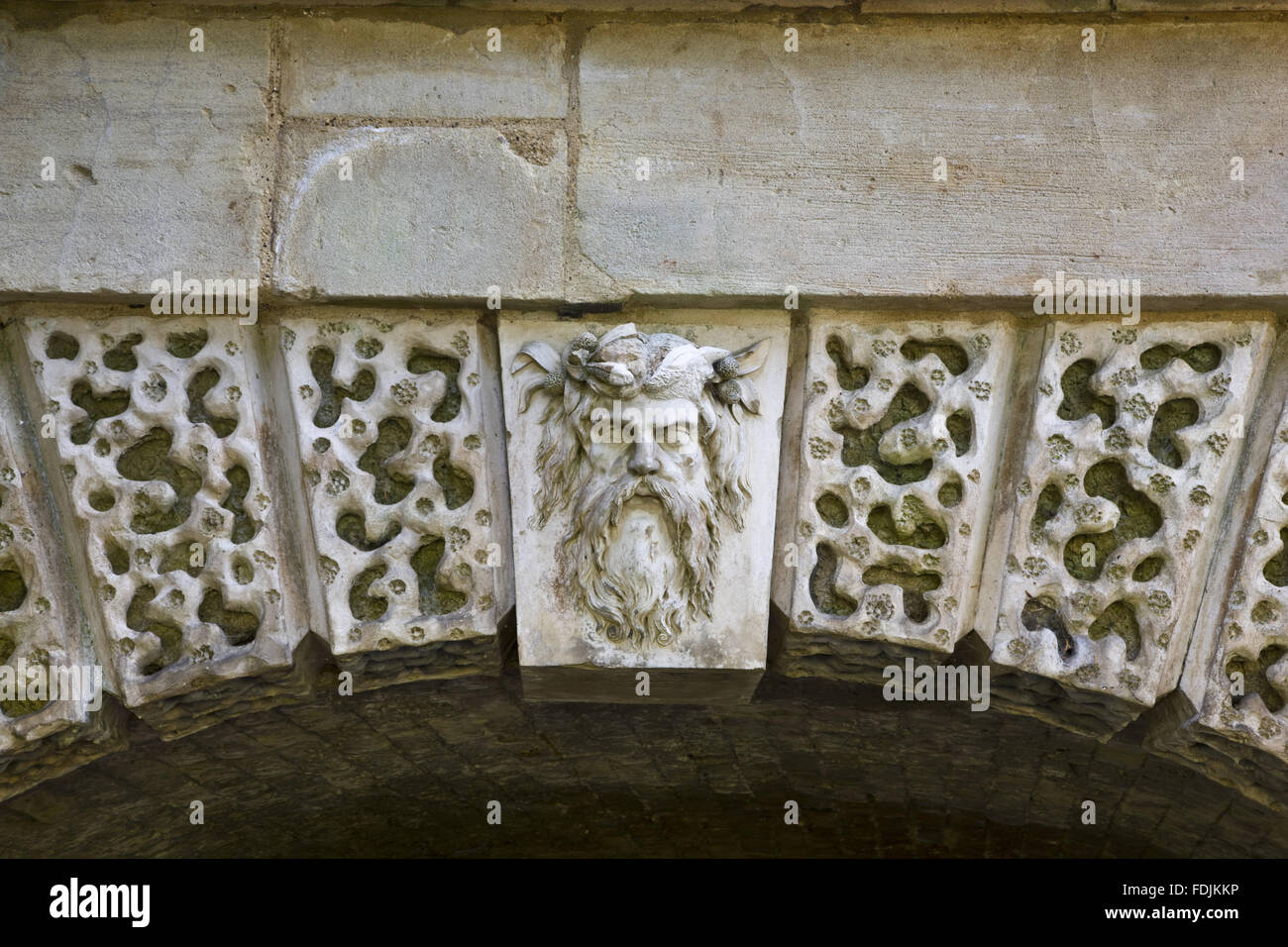 Coade Stein Schlussstein der trockenen Bogenbrücke, Post-Erhaltung, Croome Park, Croome D'Abitot, Worcestershire. Stockfoto