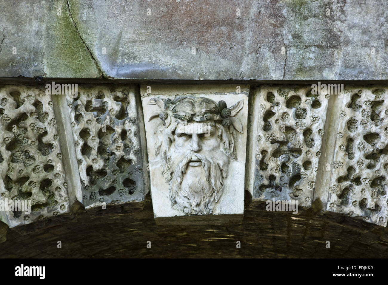 Coade Stein Schlussstein der trockenen Bogenbrücke, Post-Erhaltung, Croome Park, Croome D'Abitot, Worcestershire. Stockfoto