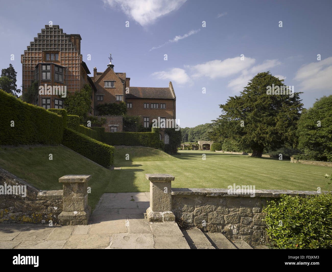 Die Gartenfassade von Chartwell, die Familie Zuhause von Sir Winston Churchill, Westerham, Kent. Ein Haus in irgendeiner Form hat seit dem sechzehnten Jahrhundert an der Stelle stand, aber das Haus wurde komplett umgebaut, in der Mitte des neunzehnten Jahrhunderts, und verändert wieder b Stockfoto