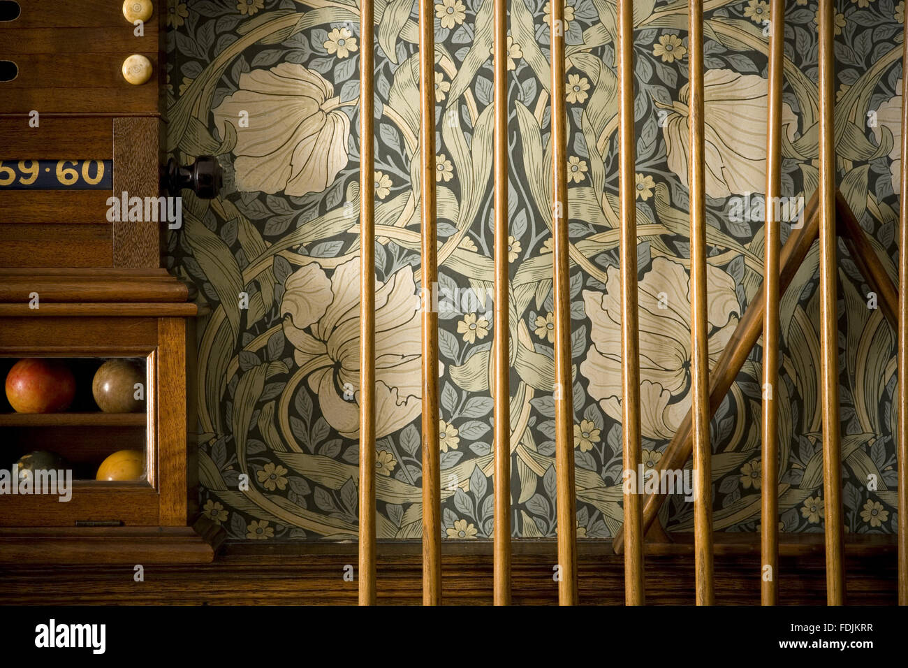 Detail aus der Billardraum mit hinweisen, die gegen die William Morris Pimpernel Tapete ausgekleidet, und Teil des Anzeigers an Wightwick Manor, Wolverhampton, West Midlands. Stockfoto