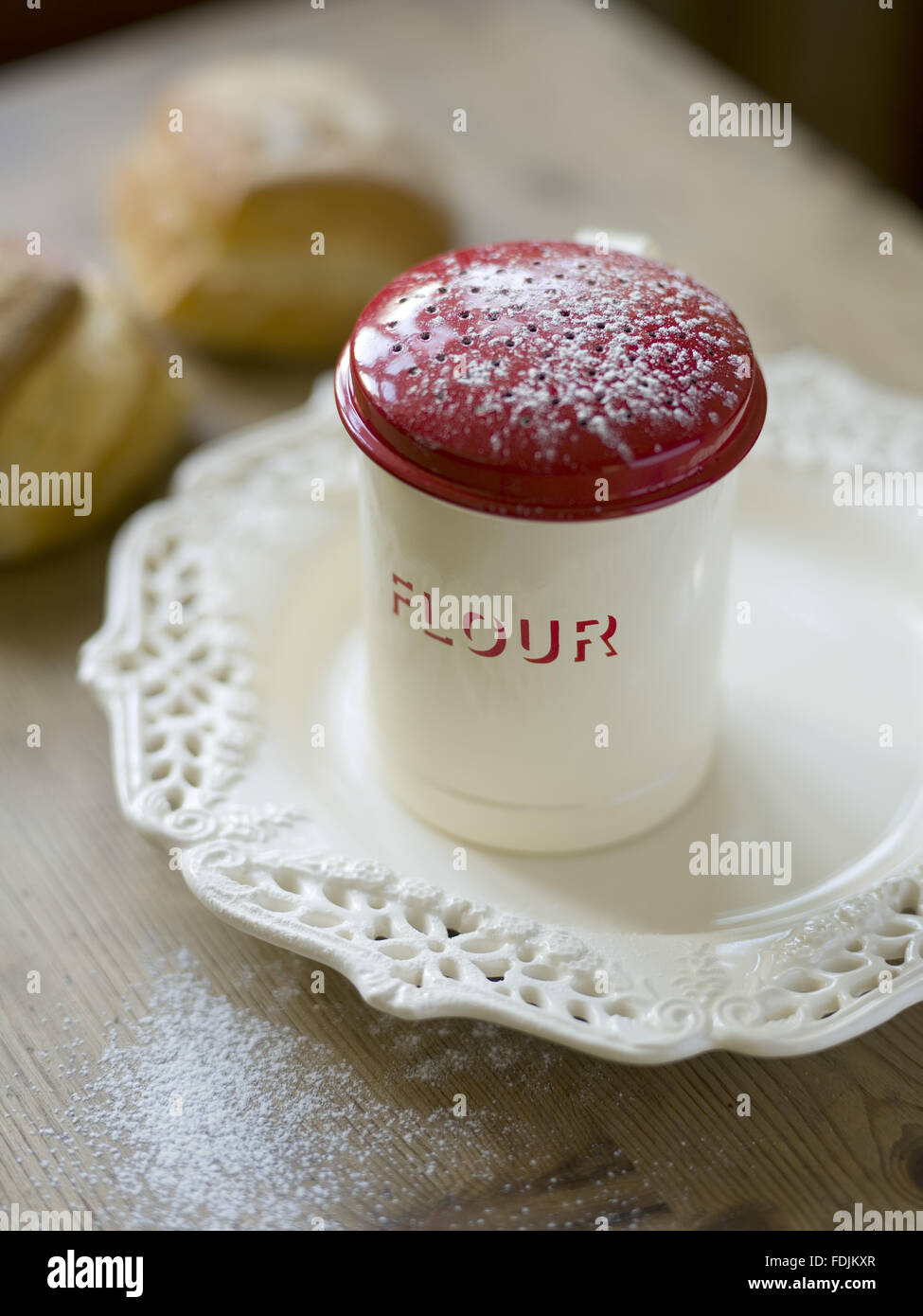 Retro-Stil Mehl Shaker. Produkt erhältlich in ausgewählten Geschäften des National Trust. Stockfoto