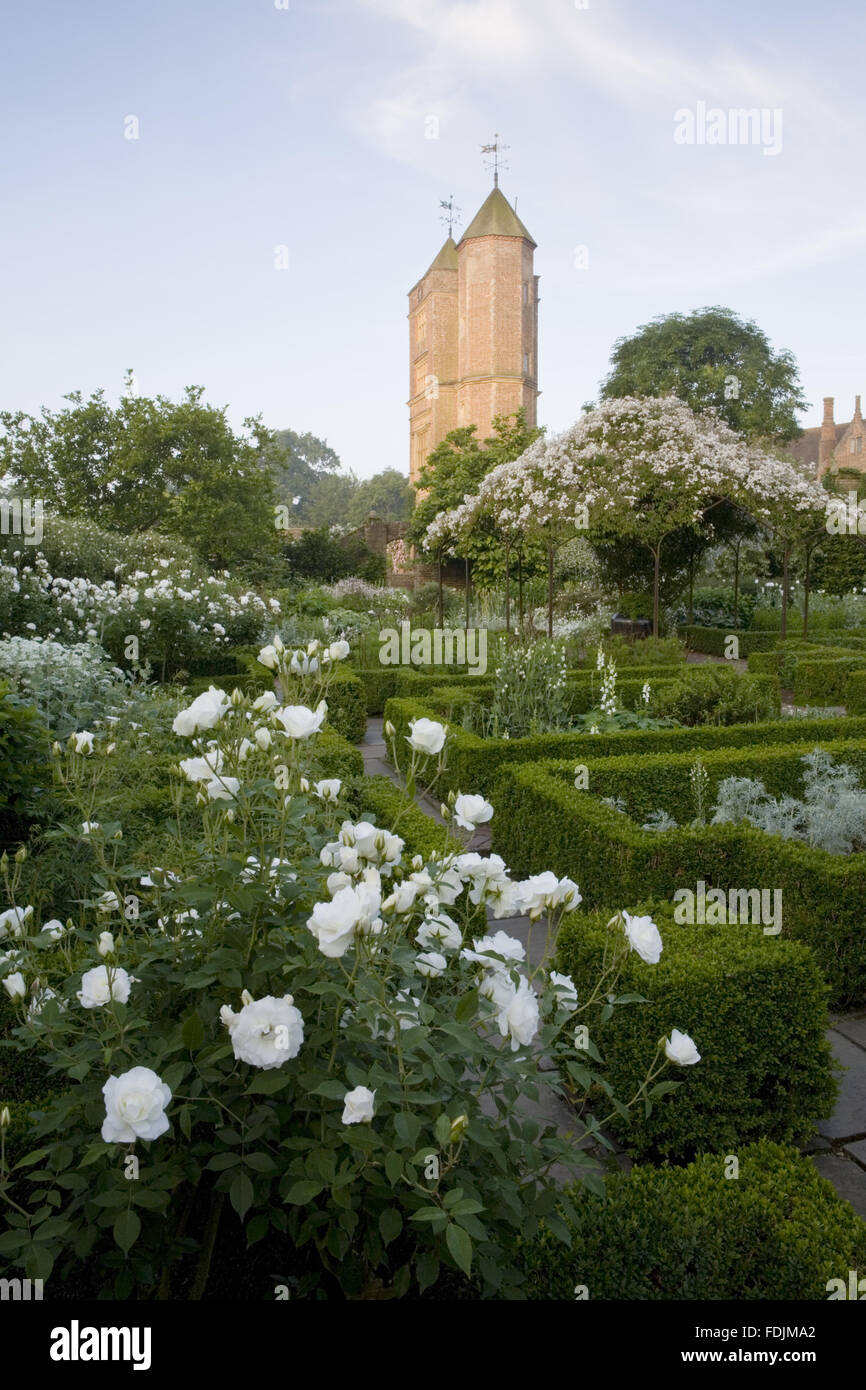 Der weiße Garten im Sommer mit dem elisabethanischen Turm in der Ferne