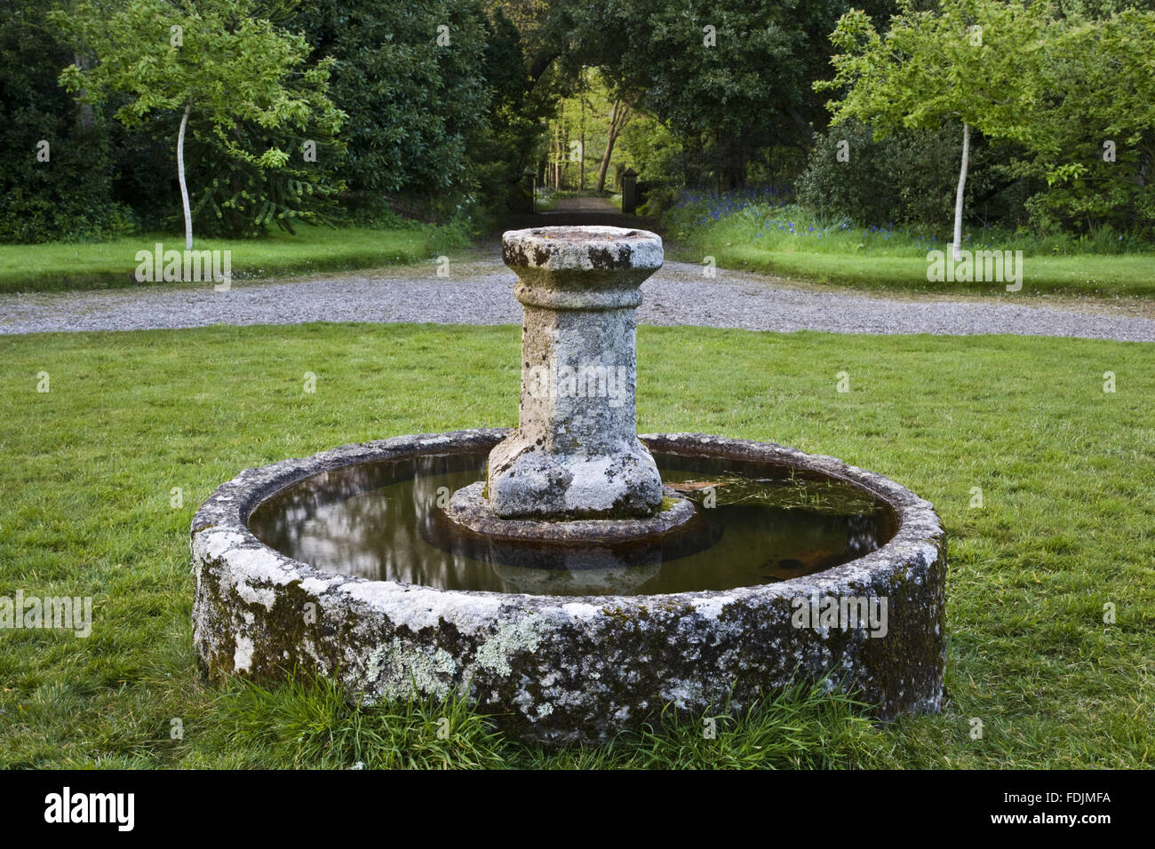 Kreisförmige Wassertrog an der Vorderseite des Godolphin House, in der Nähe von Helston, Cornwall. Stockfoto