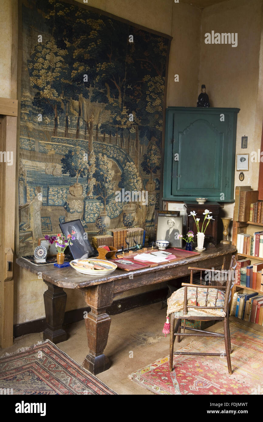 Vita Schreibtisch in der Schreibstube im Turm auf Sissinghurst Castle Garden, in der Nähe von Cranbrook, Kent. Vita Sackville-West verwendet dieses Zimmer, um ihre Bücher, Poesie und Gartenartikeln zu schreiben. Stockfoto