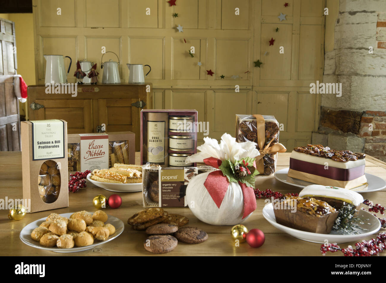 Eine Reihe von festlichen Speisen inklusive einen Christmas Pudding, Kuchen und Kekse. Stockfoto