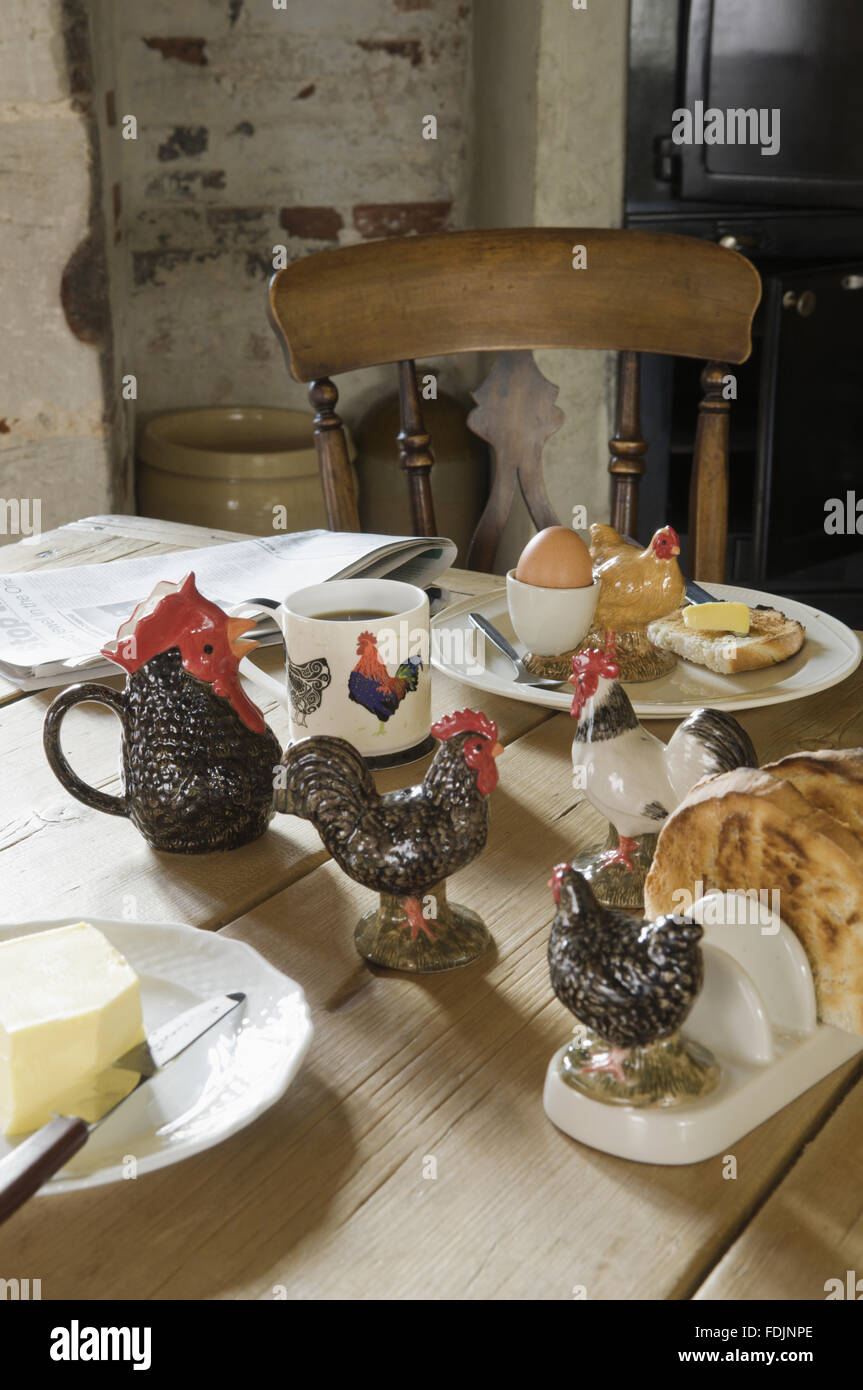 Eine Auswahl an dekorativen Huhn Geschirr inklusive Toastbrotständer und Becher. Stockfoto