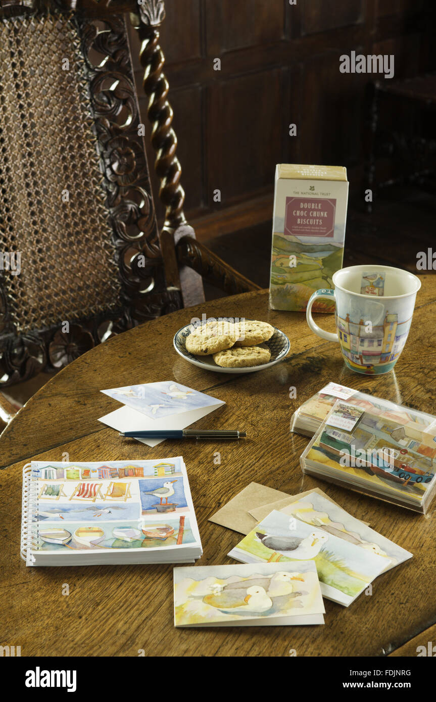 Eine Palette von Produkten, einschließlich Notelets, Karten, Notizbücher, Kekse und China. Stockfoto