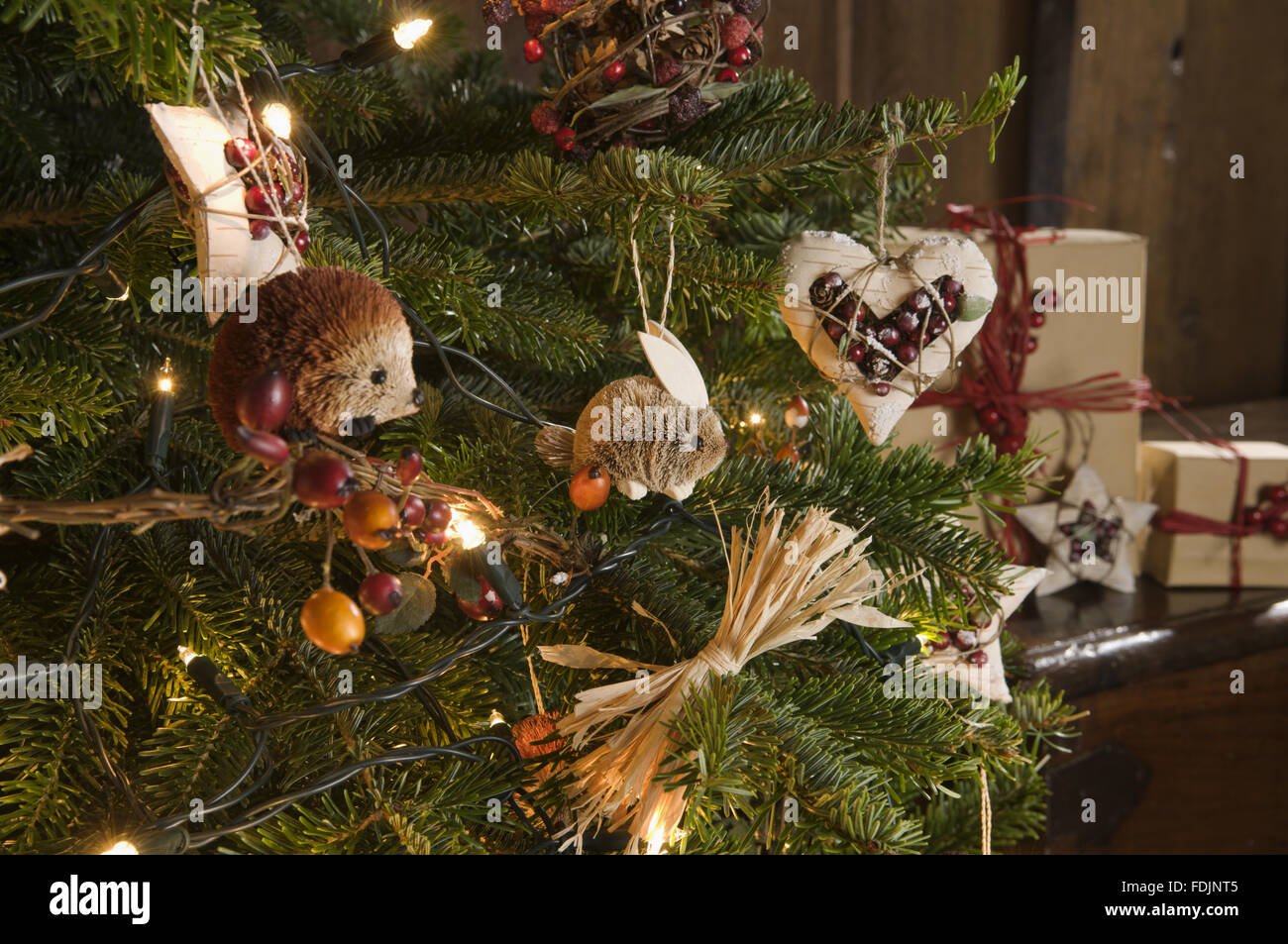 Weihnachtsschmuck an einem Baum. Stockfoto