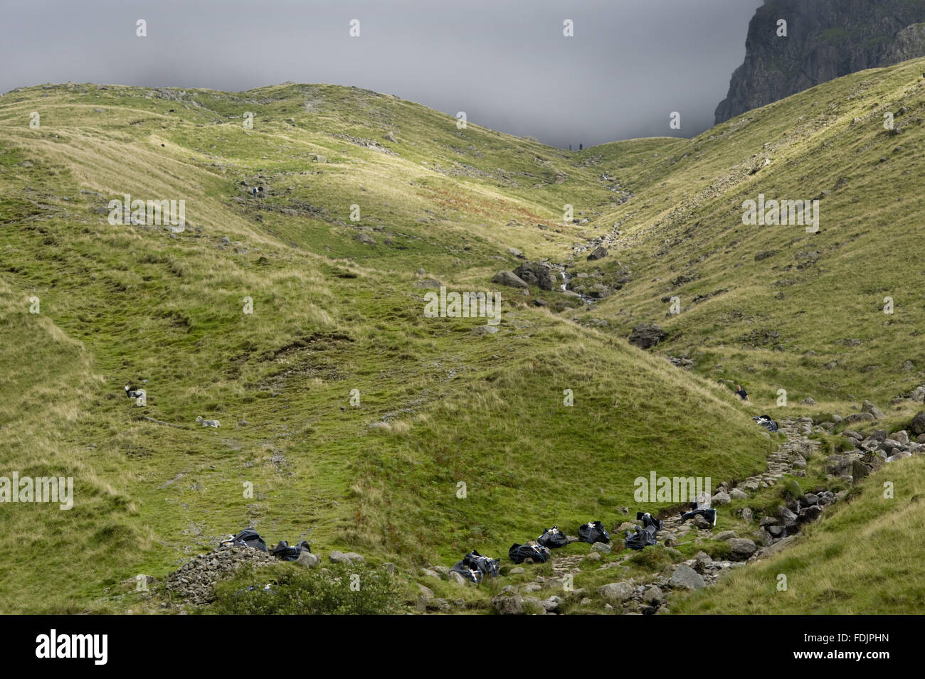 Eine totale von Taschen aus Stein verwendet für die Pfad-Wiederherstellung auf Scafell, der höchste Gipfel in England, am Wasdale, Cumbria. Stockfoto