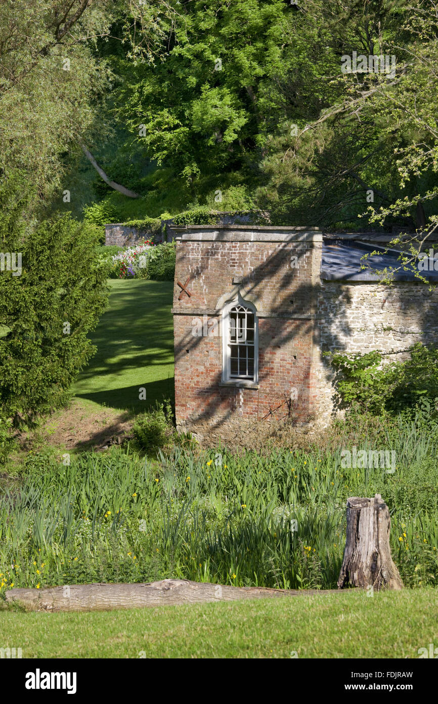 Ferienhaus neben dem See oder Karpfen Teich im Garten am Newark Park, Gloucestershire. Stockfoto