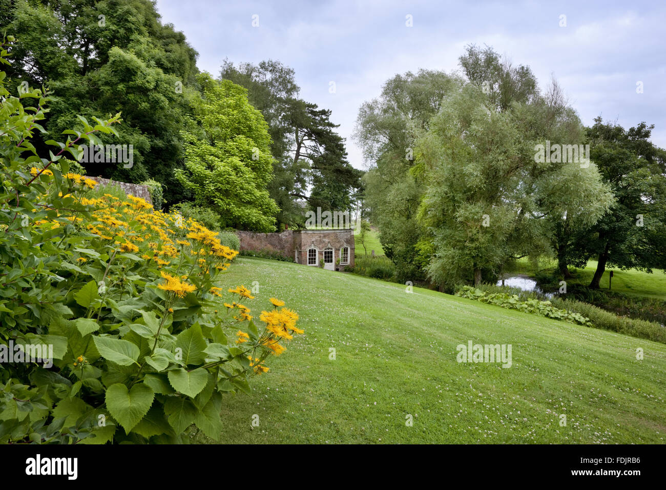Ferienhaus neben dem See oder Karpfen Teich im Garten am Newark Park, Gloucestershire. Stockfoto