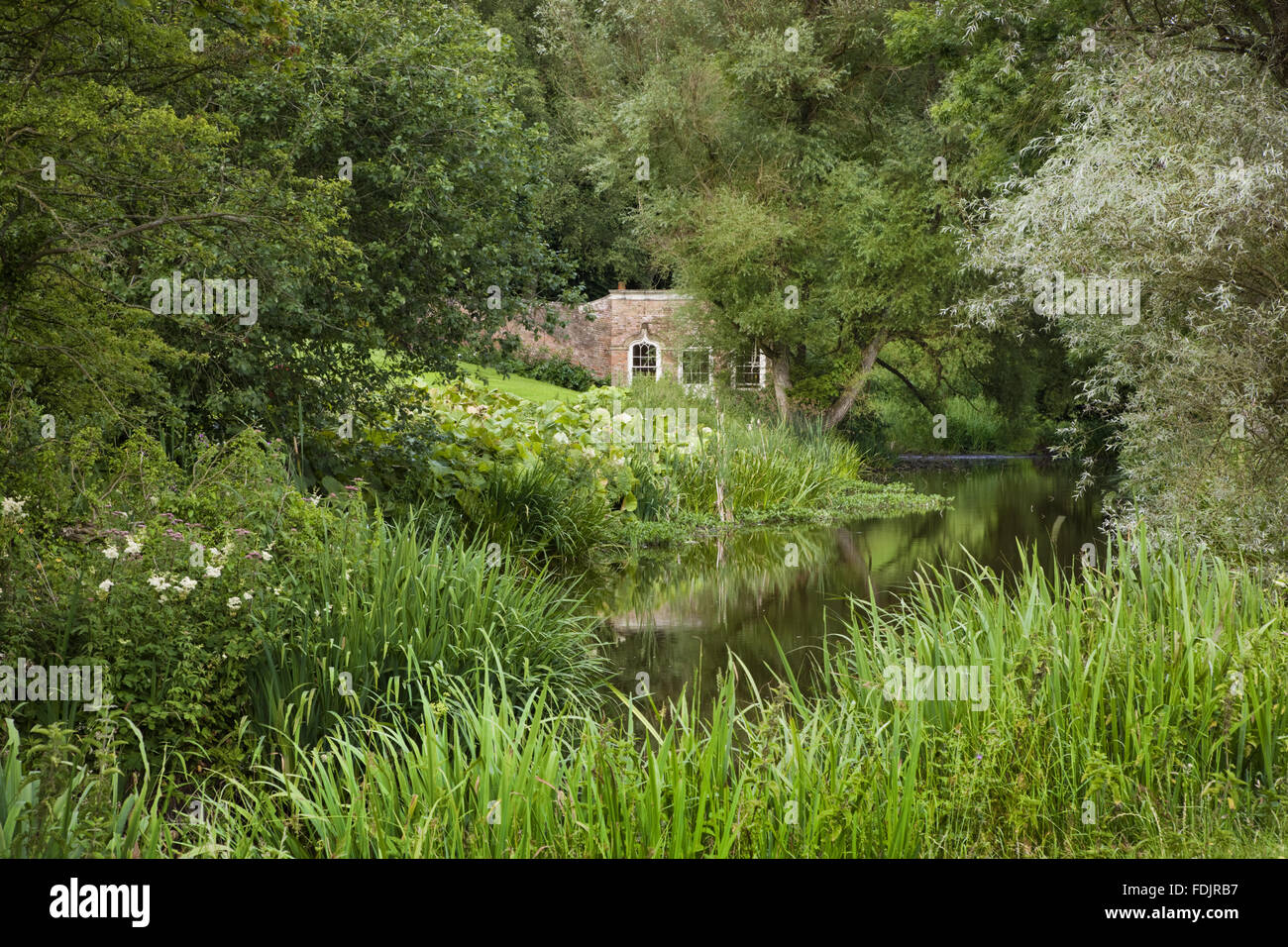 Die See oder Karpfen Teich und Sommer Haus im Garten am Newark Park, Gloucestershire. Stockfoto