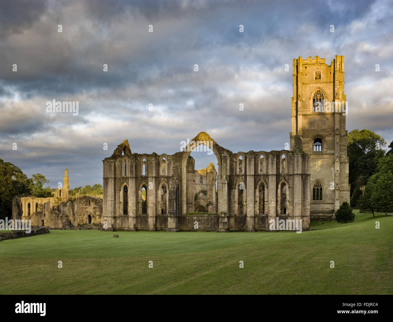 Das Ostende der Fountains Abbey, North Yorkshire, ein Zisterzienser-Gemeinschaft von Mönchen aus dem zwölften Jahrhundert bis zur Auflösung im Jahre 1539. Es ist die größte Klosterruine im Land und ein UNESCO-Welterbe. Abt Marmaduke Huby Tower wird das rig Stockfoto