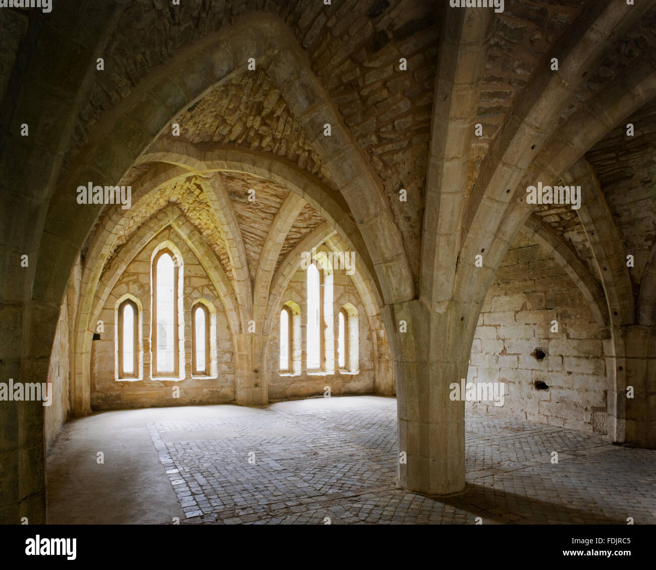 Die Muniments Zimmer im Fountains Abbey, North Yorkshire. Die Abtei und Immobilien, begonnen im zwölften Jahrhundert von einer Gemeinschaft von Zisterziensermönchen blühte bis zur Auflösung im Jahre 1539. Stockfoto