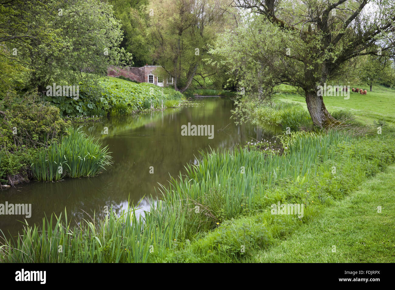 Ferienhaus neben dem See oder Karpfen Teich im Garten am Newark Park, Gloucestershire. Stockfoto