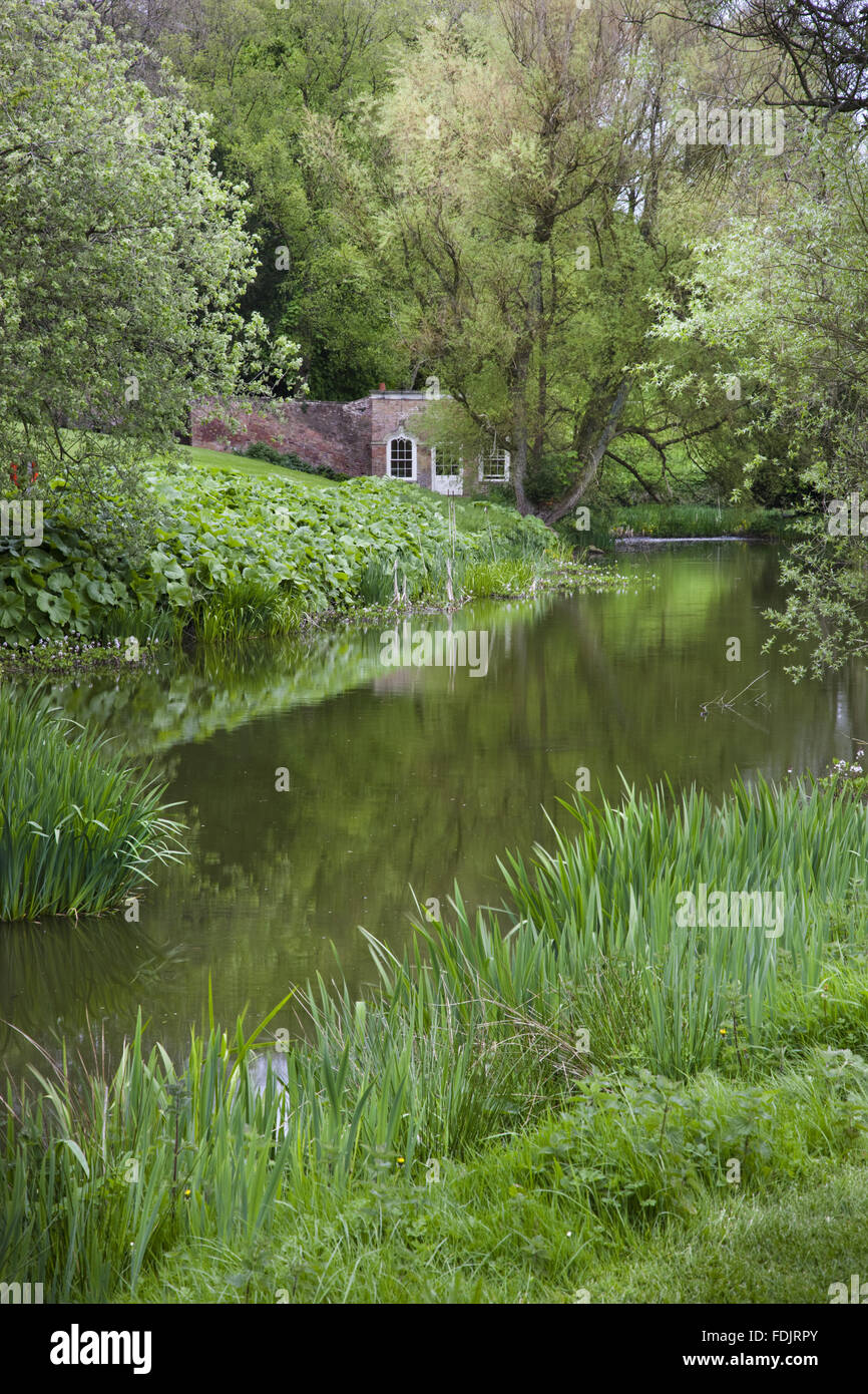 Ferienhaus neben dem See oder Karpfen Teich im Garten am Newark Park, Gloucestershire. Stockfoto