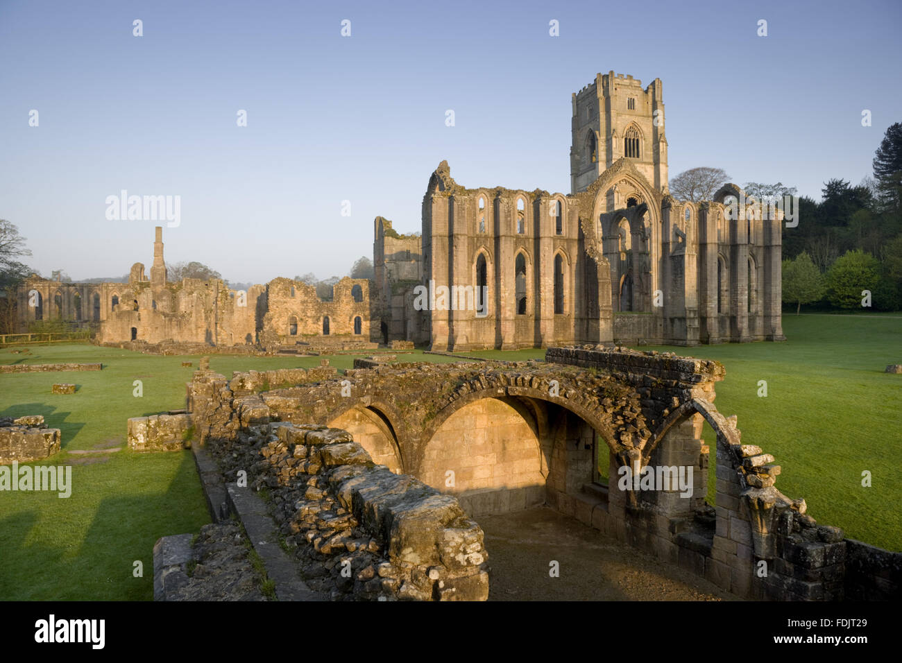 Das östliche Ende des Fountains Abbey, North Yorkshire, ein Zisterzienser-Gemeinschaft von Mönchen aus dem zwölften Jahrhundert bis zur Auflösung im Jahre 1539. Es ist die größte Klosterruine im Land und ein UNESCO-Welterbe. Stockfoto