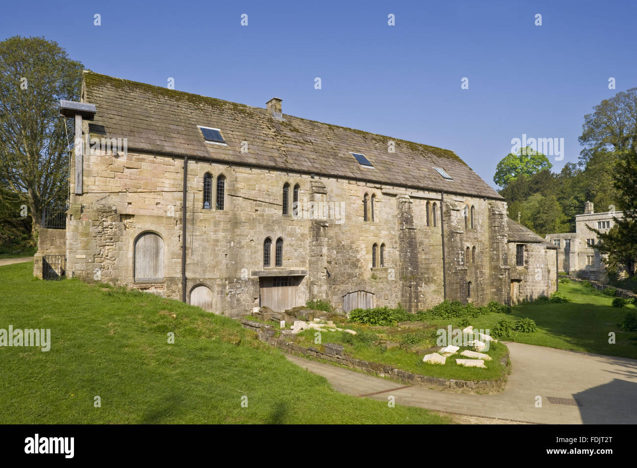 Brunnen-Mühle, das älteste Gebäude auf dem Anwesen von Fountains Abbey in North Yorkshire. Die Kornmühle zwölften Jahrhundert war Teil der Community erstellt von Zisterziensermönchen bis zur Auflösung im Jahre 1539. Stockfoto