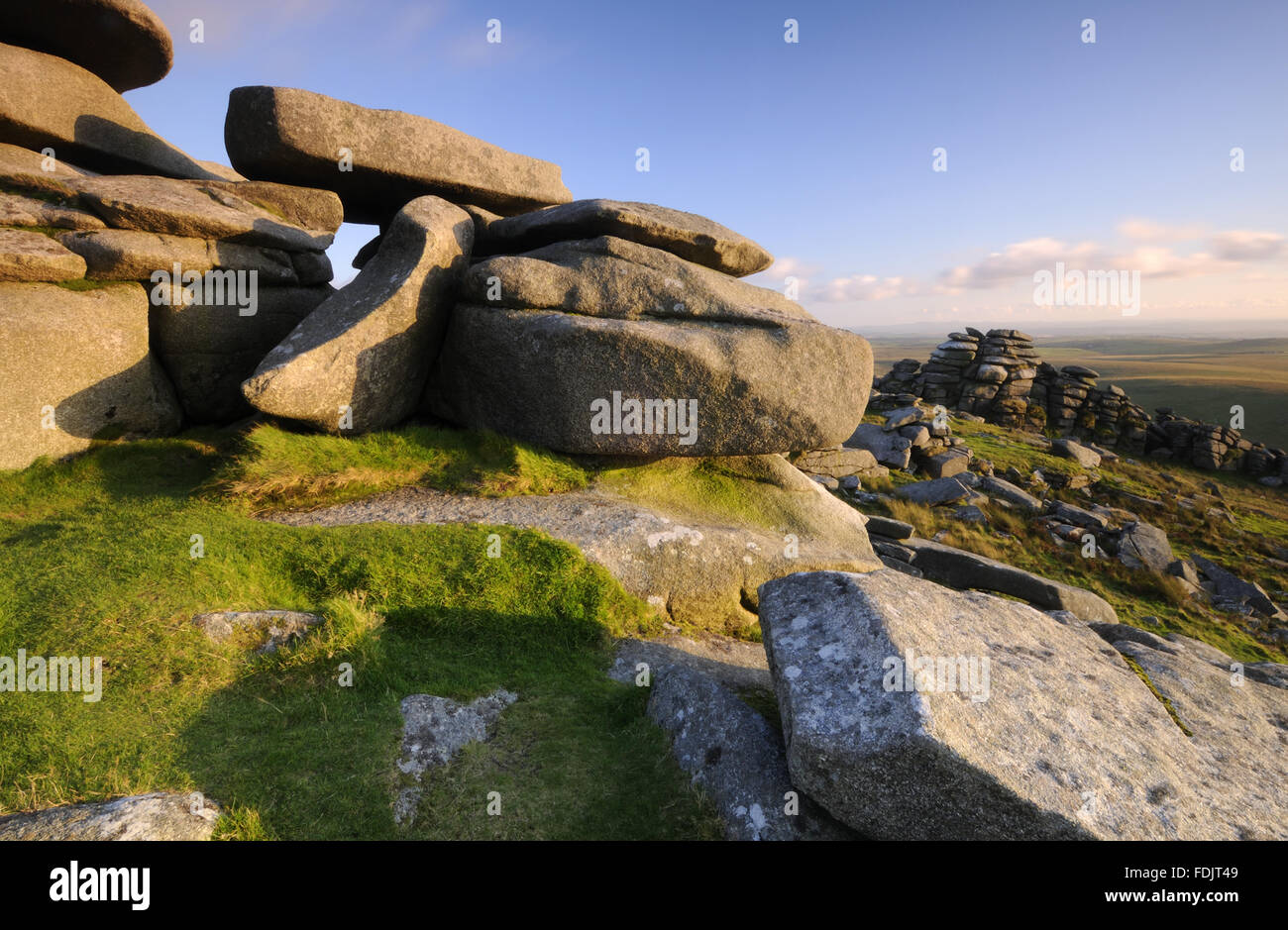 Die Granitfelsen der groben Tor, Bodmin Moor, North Cornwall. Das Gebiet steigt auf das zweite höchste Punkt in Cornwall, und wurde von Sir Richard Onslow mit der 43. (Wessex) Division als ein Denkmal für seine Männer im zweiten Weltkrieg verstorbenen gespendet. Stockfoto