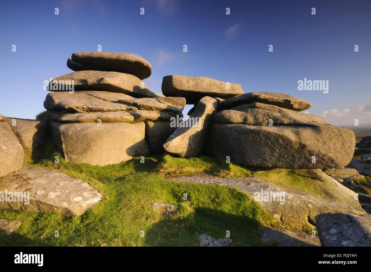 Die Granitfelsen der groben Tor, Bodmin Moor, North Cornwall. Das Gebiet steigt auf das zweite höchste Punkt in Cornwall, und wurde von Sir Richard Onslow mit der 43. (Wessex) Division als ein Denkmal für seine Männer im zweiten Weltkrieg verstorbenen gespendet. Stockfoto