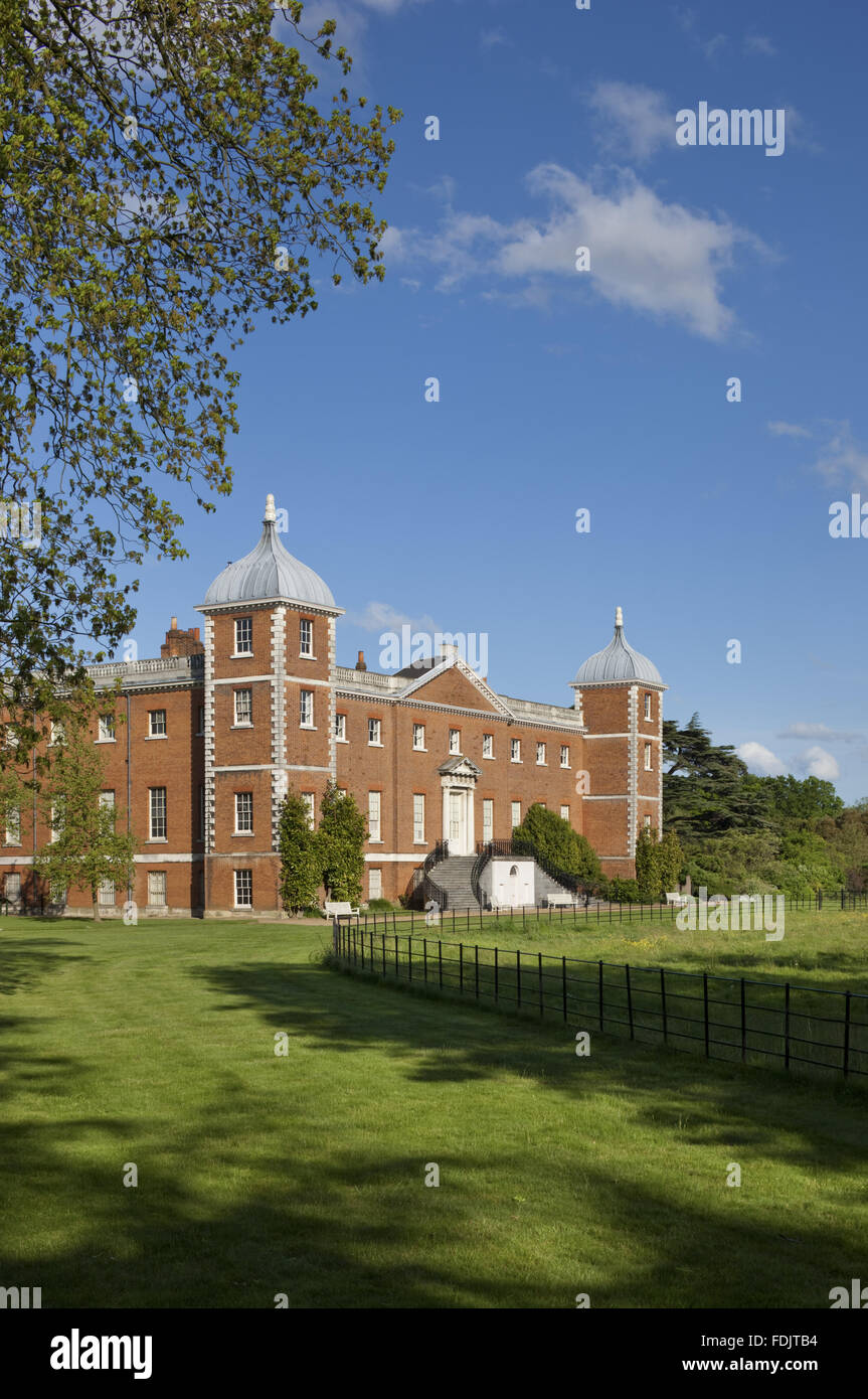 Schrägansicht des Westens oder der Garten vor dem Haus mit geschwungenen Treppe am Osterley, Middlesex. Das Haus war ursprünglich elisabethanischen und im Jahre 1760-80 von Robert Adam umgebaut. Stockfoto