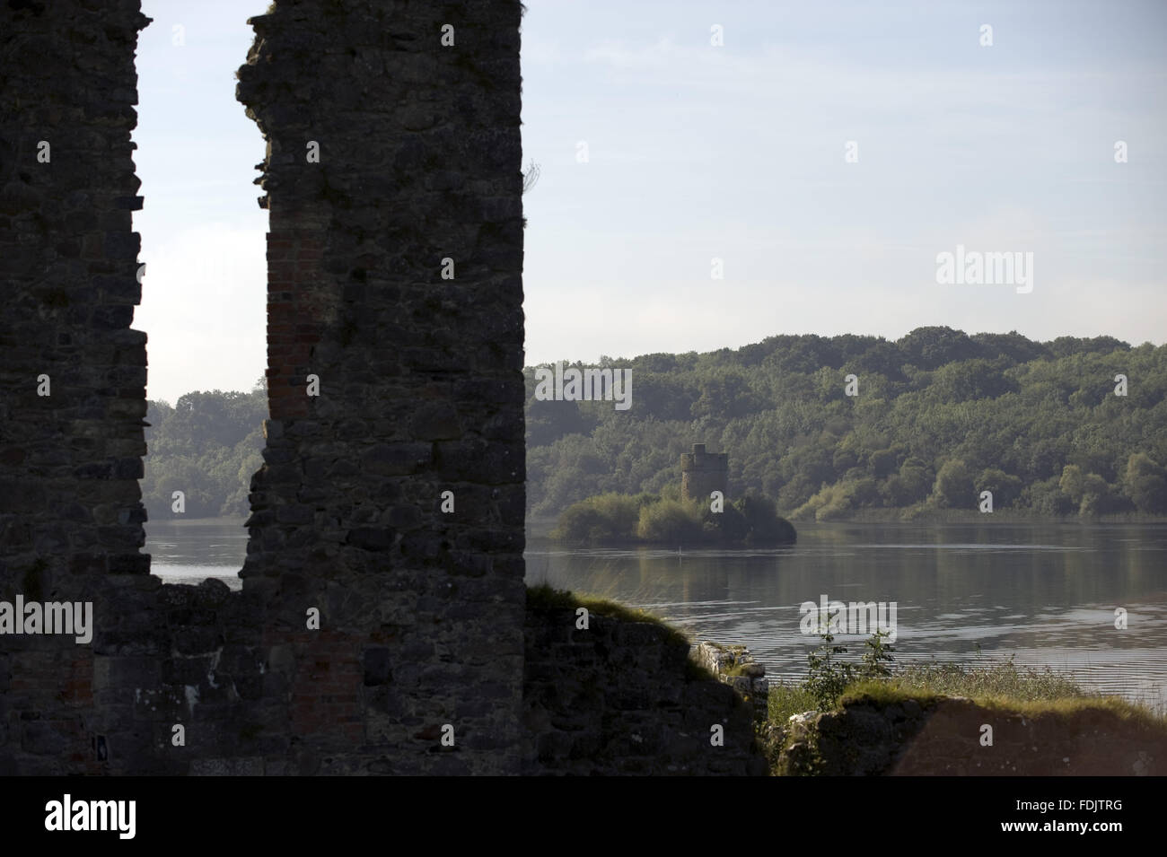 Blick von den Ruinen der alten Wohnturm in Richtung Crichton Turm auf Gad Insel am Lough Erne bei Crom, Co. Fermanagh, Nordirland. Stockfoto