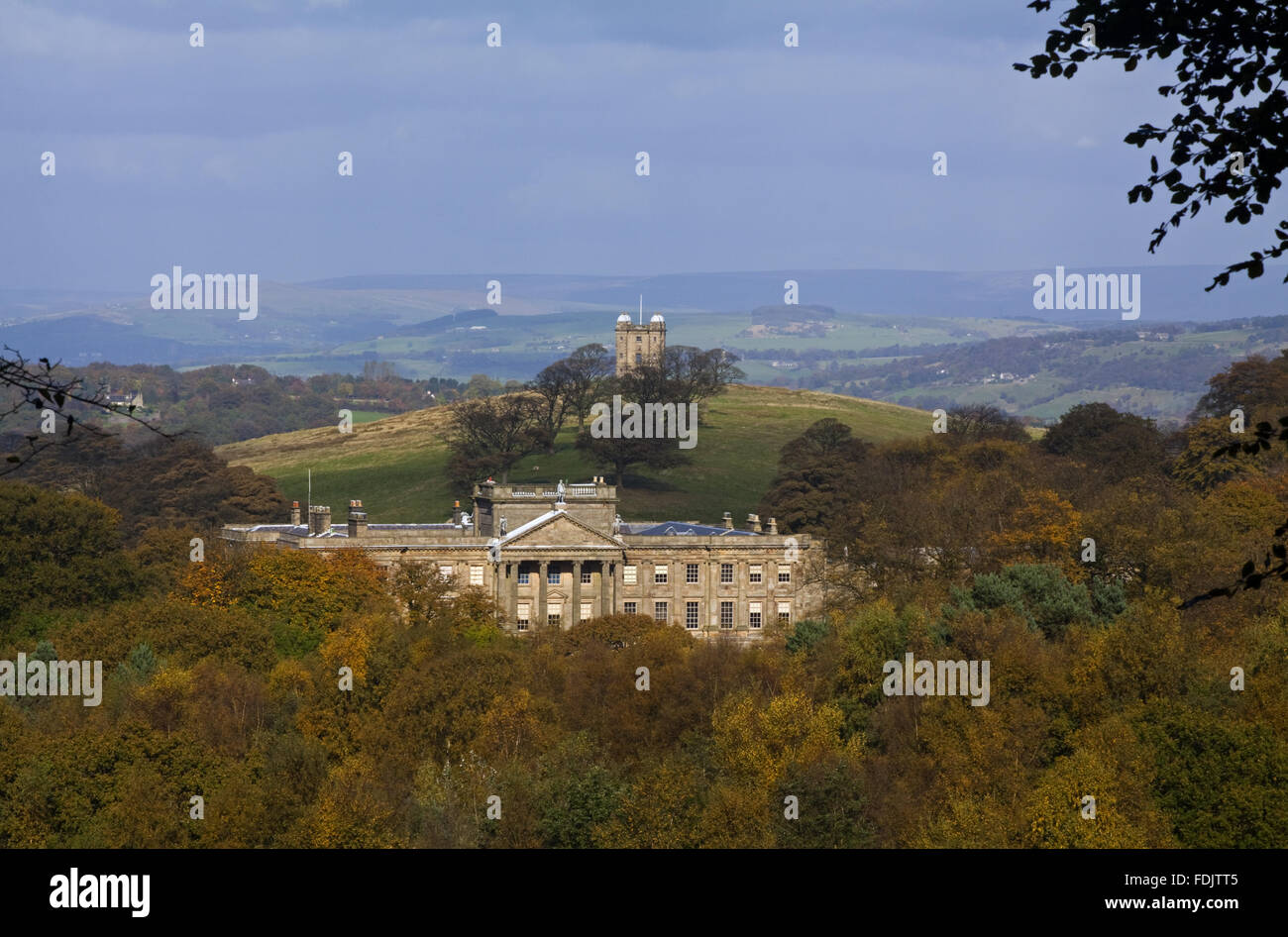 Lyme Park und den Käfig, ein 18. Jahrhundert Jagd Turm von Knightslow Wood, Cheshire, im Oktober. Stockfoto