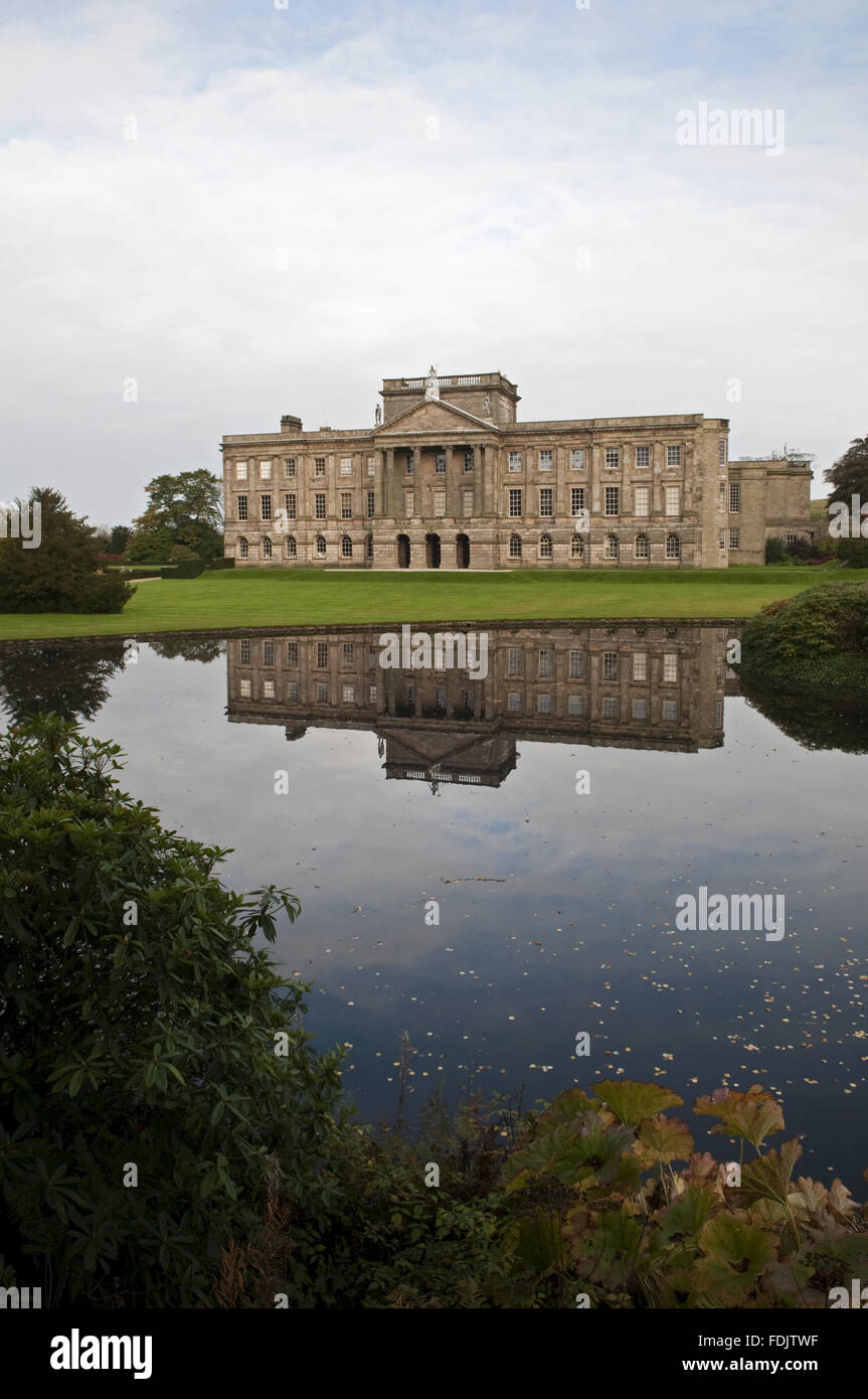 Die Südfront des Lyme Park in Cheshire, im Herbst über den See gesehen. Das Haus war ursprünglich elisabethanischen aber verwandelte sich im Italianate-Stil vom Architekten Giacomo Leoni im frühen achtzehnten Jahrhundert. Stockfoto