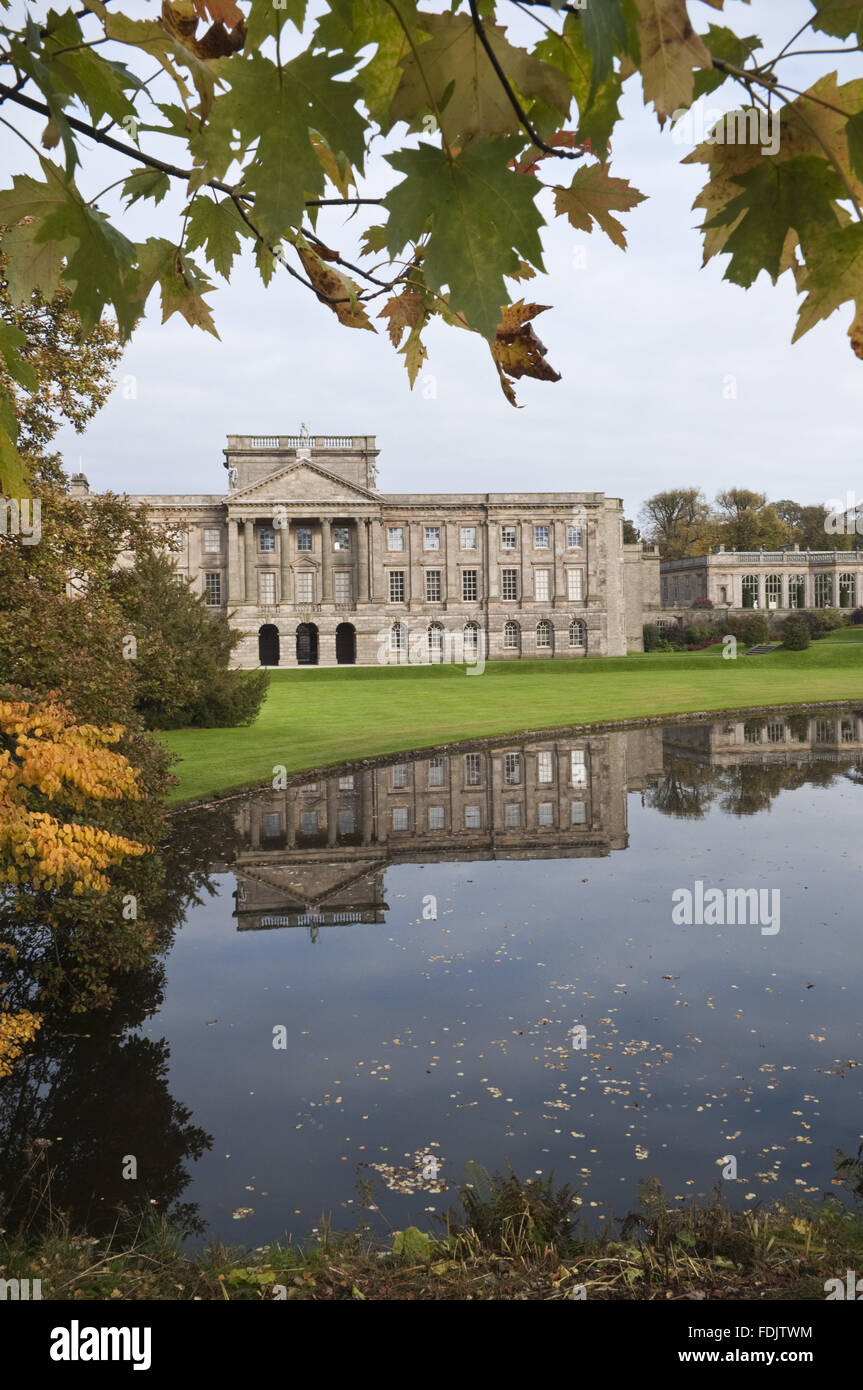 Die Südfront des Lyme Park in Cheshire, im Herbst über den See gesehen. Das Haus war ursprünglich elisabethanischen aber verwandelte sich im Italianate-Stil vom Architekten Giacomo Leoni im frühen achtzehnten Jahrhundert. Stockfoto