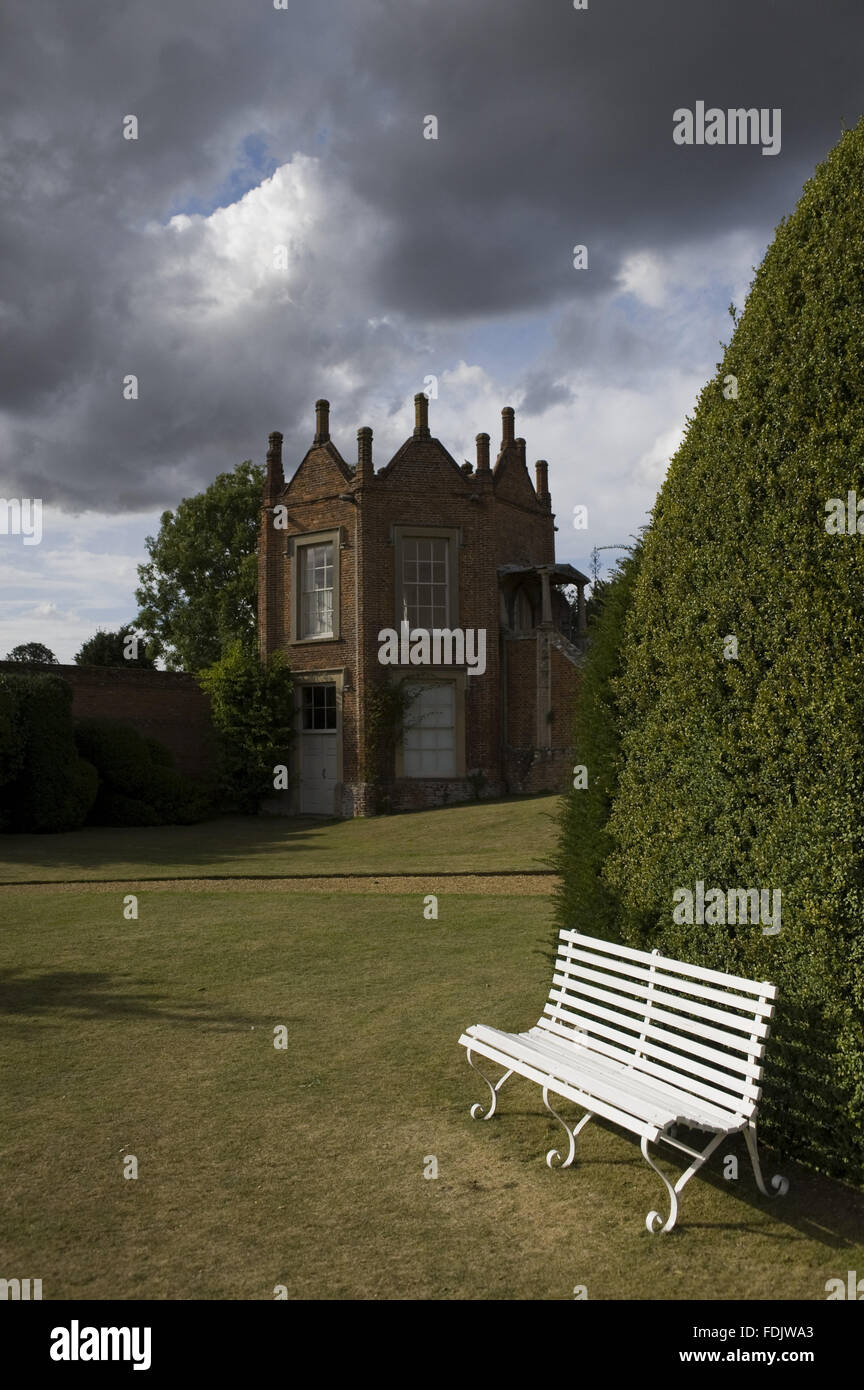 Der Pavillon und eine dekorative Sitzbank im Garten an Melford Hall in Suffolk.  Der achteckige Pavillon wurde die C17th erbaut und diente als ein Bankett Haus. Stockfoto