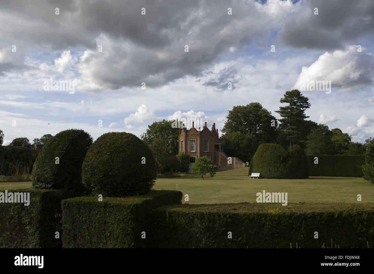 Lange Sicht des Pavillons im Garten an Melford Hall in Suffolk.  Der achteckige Pavillon wurde die C17th erbaut und diente als ein Bankett Haus. Stockfoto