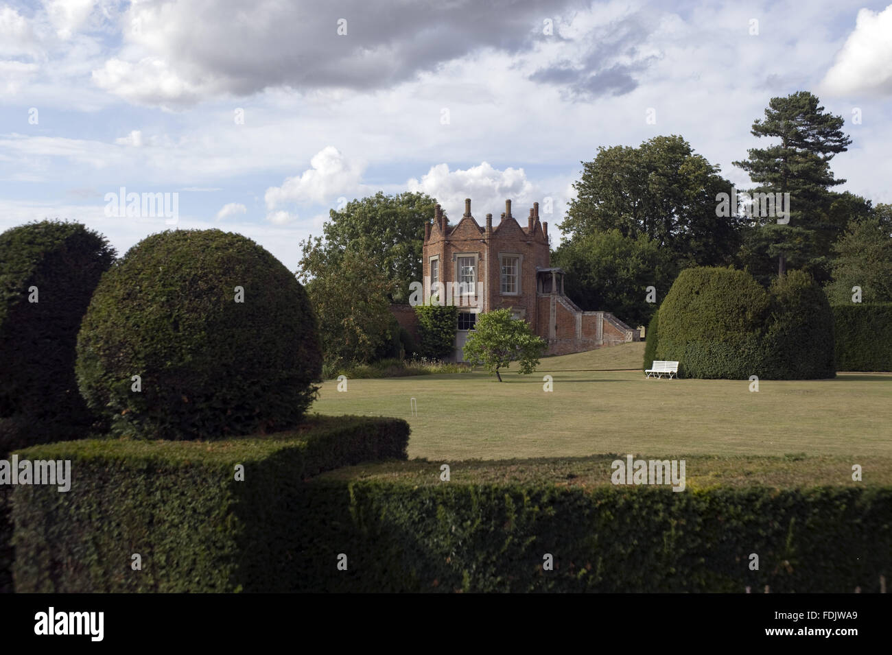 Lange Sicht des Pavillons im Garten an Melford Hall in Suffolk. Der achteckige Pavillon wurde die C17th erbaut und diente als ein Bankett Haus. Stockfoto