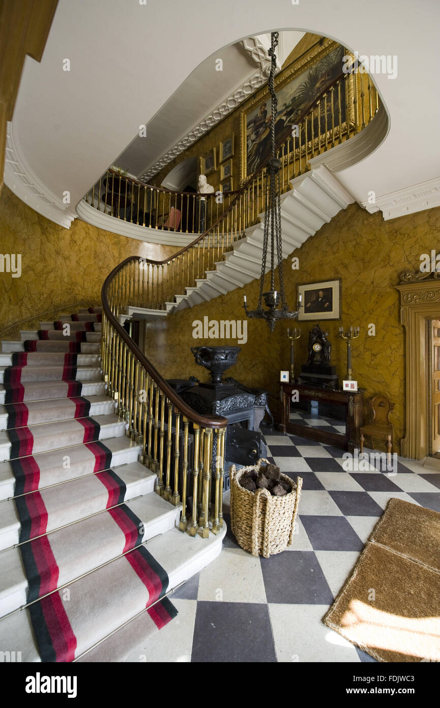 Das Treppenhaus oder West Hall in Argory, Co-Armagh, Nordirland. Die frühen  neunzehnten Jahrhundert geschwungene Treppe ist freitragend, mit Messing  Geländer unterstützt. Die Hängelampe Rapsöl wurde für Acetylen-Gas  modifiziert. Die Argory ...