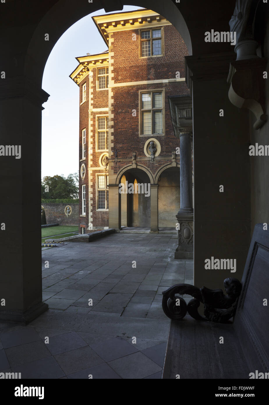 Teilansicht der Nordfront bei Ham House, Surrey, dem siebzehnten Jahrhundert, die Heimat des Herzogs und der Herzogin von Lauderdale, Richmond-upon-Thames. Stockfoto