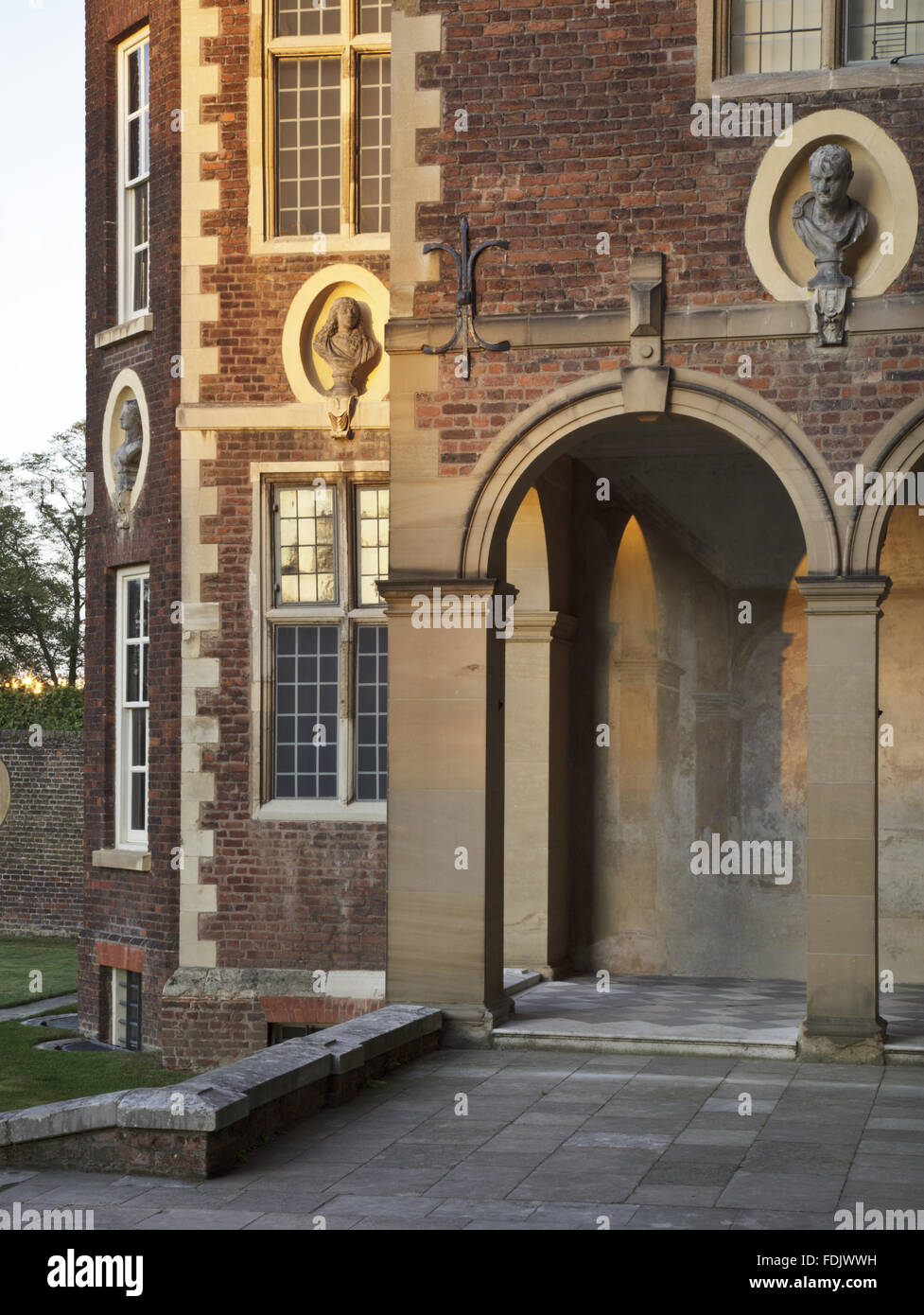 Teilansicht der Nordfront bei Ham House, Surrey, dem siebzehnten Jahrhundert, die Heimat des Herzogs und der Herzogin von Lauderdale, Richmond-upon-Thames. Stockfoto