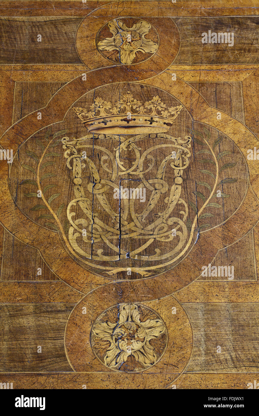 Monogramm der Adelsfamilie Lauderdale Intarsien im Schlafgemach der Königin im Ham House, Richmond-upon-Thames-Bodenbelag. Stockfoto